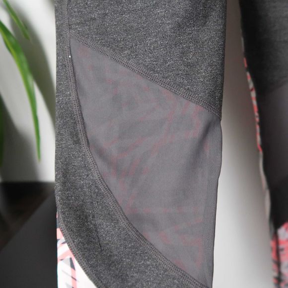 CK Performance Printed High-Waist Cropped Leggings - Picture 8 of 8